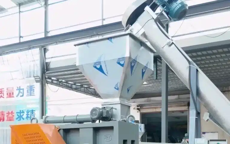 Quantitative feeder for LDPE flakes granulating line