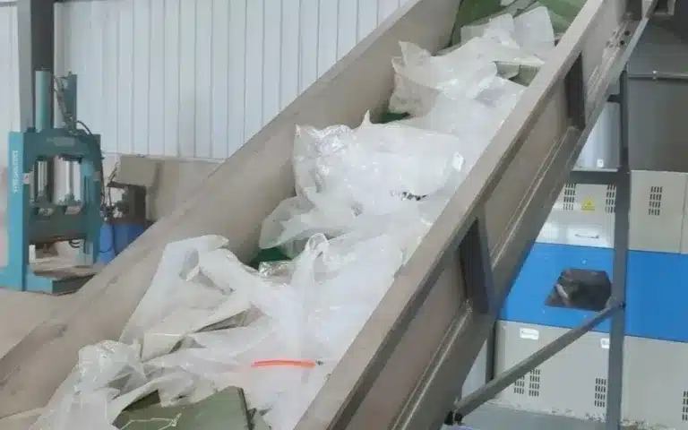 Conveyor for PP film pelletizing line