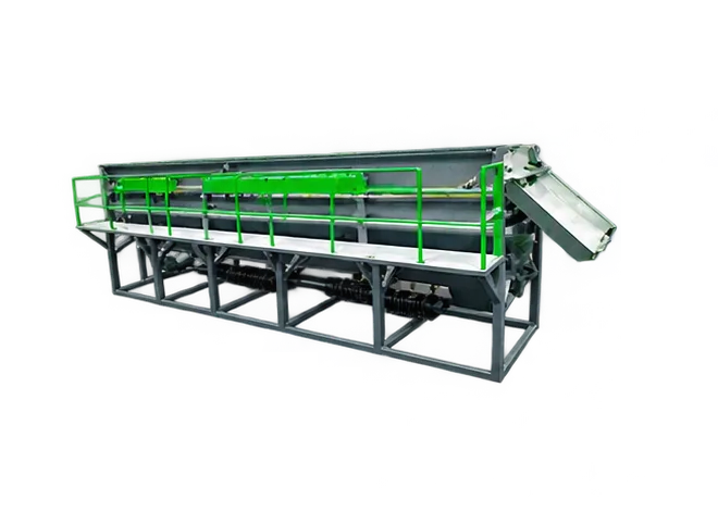 Floating washing tank for separating plastic film from heavy contaminants F