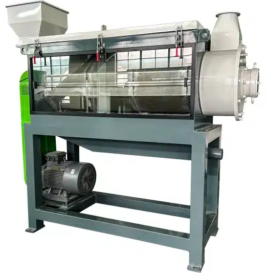 Horizontal dewatering machine removing water from washed plastic flakes