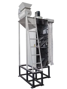 Label removal machine separating residual labels from plastic flakes