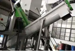 Screw loader transferring washed PP and HDPE plastic flakes between washing line equipment